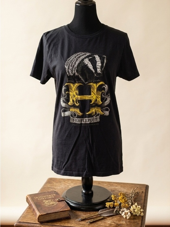 Warner Bros. Other - Harry Potter Hufflepuff Graphic T-Shirt Black Badger Crest Size M Warner Bros.